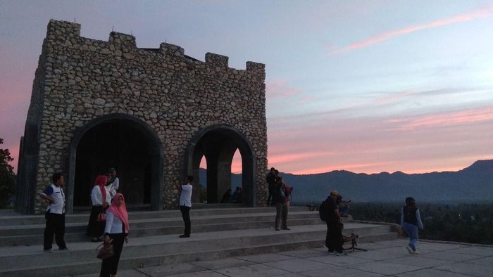 Cantiknya Senja di Benteng Ulanta Jelang Super Blue Blood Moon