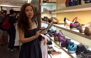 Deretan Wanita Cantik Berburu Sepatu Clarks Jelang Tutup