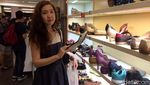 Deretan Wanita Cantik Berburu Sepatu Clarks Jelang Tutup