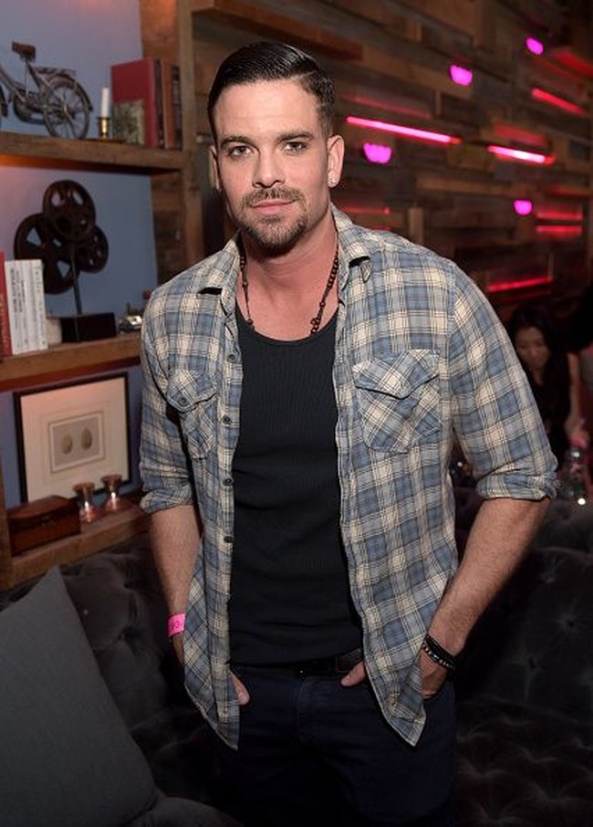 Begitu juga gaya berikut yang menggabungkan t-shirt dengan luaran kemeja tartan. Foto: Getty Images