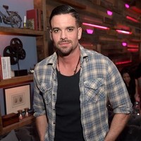 Begitu juga gaya berikut yang menggabungkan t-shirt dengan luaran kemeja tartan. Foto: Getty Images