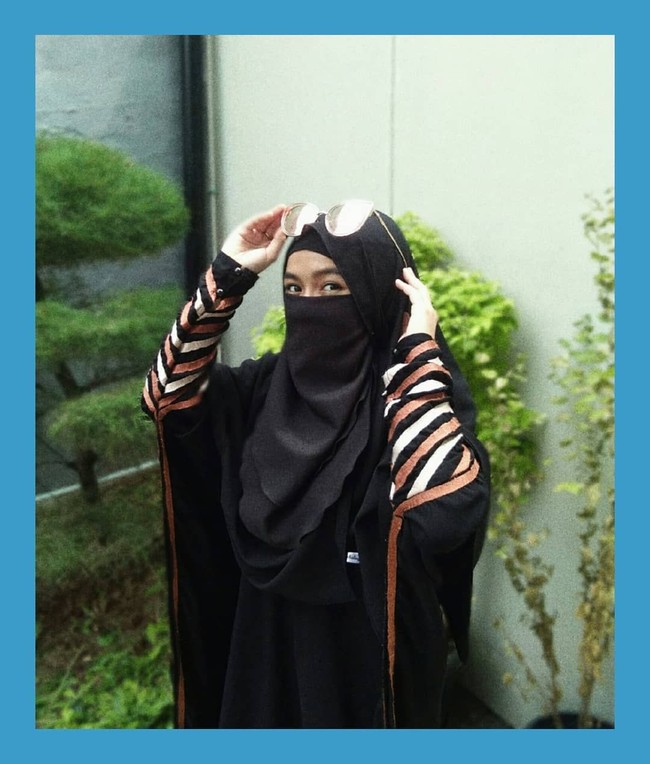 Keluarga Wafi Malik terlihat religius sehingga tak heran jika Wafiq Malik memakai cadar. Gaya cadar Wafiq pun menarik perhatian karena ia tetap terlihat muda dan stylish. Foto: Instagram/WafiqMalik