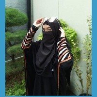 Keluarga Wafi Malik terlihat religius sehingga tak heran jika Wafiq Malik memakai cadar. Gaya cadar Wafiq pun menarik perhatian karena ia tetap terlihat muda dan stylish. Foto: Instagram/WafiqMalik