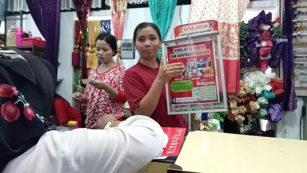 Warga menunjukkan kotak undiah untuk parkir berhadiah
