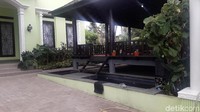 Sebuah rumah mewah di kawasan elite Antapani disegel polisi. Rumah tersebut diketahui milik H. Aom Juang Wibowo, bos PT Solusi Balad Lumampah (SBL) Bandung yang gagal memberangkatkan 12 ribu lebih calon jemaah umrah dan haji.