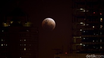 Sedangkan fase total mulai berlangsung pukul 02.30 - 04.13 WIB atau terbilang satu jam 43 menit. Fase total ini yang disebut sebagai gerhana bulan total terlama pada abad 21 sejauh ini.  (Foto: Rachman Haryanto)