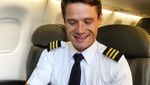 Keren Banget! Ini 10 Pose Pilot Vegetarian Makan di Kokpit Pesawat