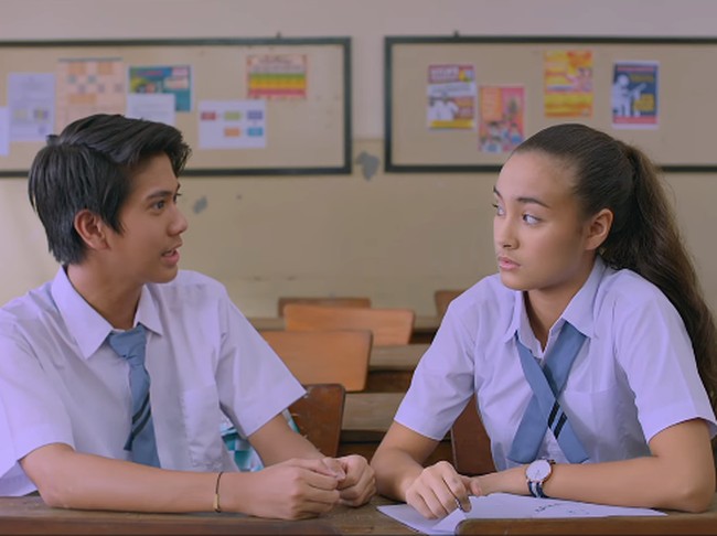 Iqbaal bersama teman-teman CJR lainnya pun pernah bermain dalam film Ada Cinta di SMA. Di film ini, Iqbaal pun harus beradegan romantis dengan lawan mainnya Caitlin Halderman.  Foto: dok. Youtube.