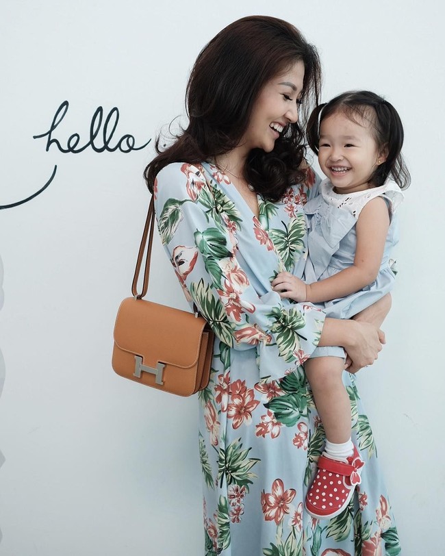Tampil cantik dengan gaun bunga, Sarwendah terlihat stylish dengan tas Hermes Mini Constance seharga Rp 135 jutaan. Foto: Instagram