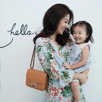 Tampil cantik dengan gaun bunga, Sarwendah terlihat stylish dengan tas Hermes Mini Constance seharga Rp 135 jutaan. Foto: Instagram
