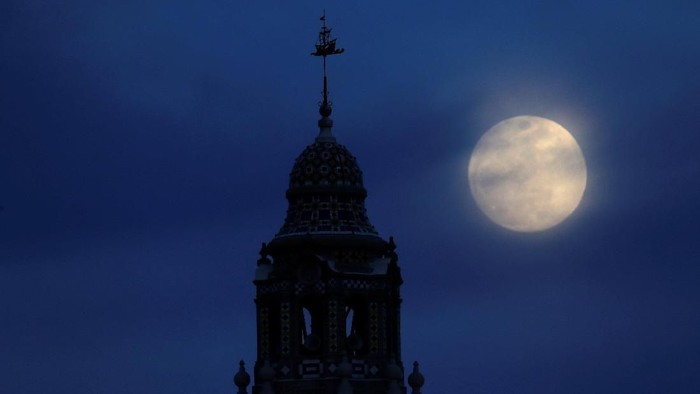 A blue moon rises through clouds in San Diego, California, U.S., January 30, 2018.    REUTERS/Mike Blake