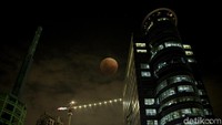 Begini penampakan super blue blood moon yang terlihat dari kawasan Tendean, Jakarta Selatan, Rabu (31/1/2018). Pemotretan diambil dengan teknik multiple exposure.