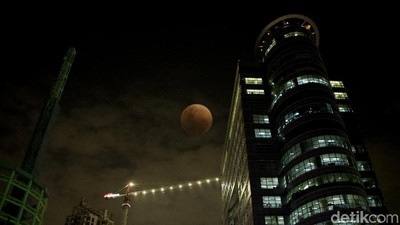 Penampakan Super Blue Blood Moon di Jakarta