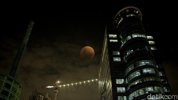 Penampakan Super Blue Blood Moon di Jakarta