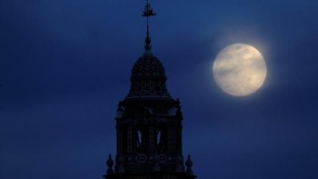 Foto bulan menjelang Blue Blood Moon di San Diego, Amerika Serikat. Foto: Reuters