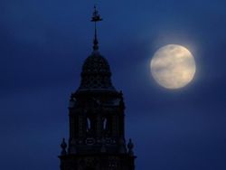 Potret Penantian Super Blue Blood Moon di Berbagai Negara