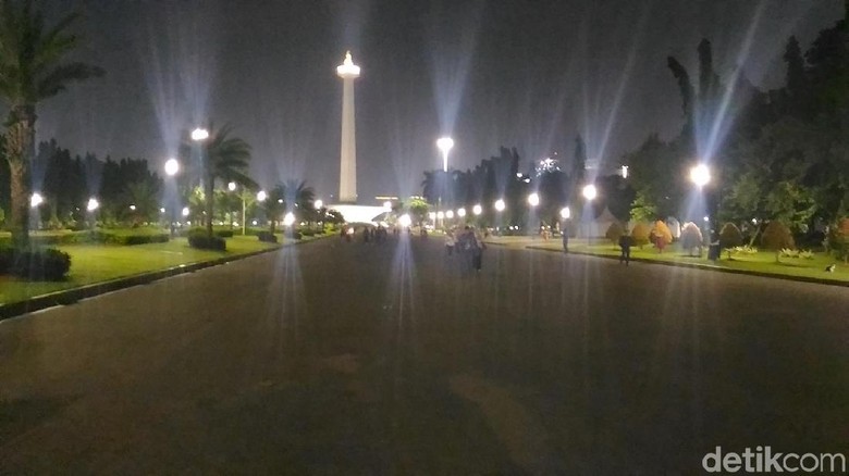 Usai Lihat Gerhana Bulan, Pengunjung Tinggalkan Monas Usai Lihat Gerhana Bulan, Pengunjung Tinggalkan Monas