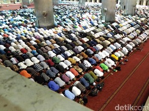Antisipasi Corona, DMI Imbau Jemaah Bawa Sajadah-Kain untuk Alas Sujud