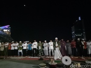 Syahdunya Warga Makassar Salat di Bawah Gerhana Bulan