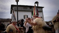 Untuk merayakan karnaval ini orang-orang akan mengenakan pakaian dari bulu domba dengan lonceng yang ditempel di punggung mereka. (Vincent West/Reuters)