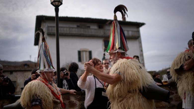 Orang-orang akan menari di Inturen Carnival untuk mengusir Iblis (Vincent West/Reuters) Orang-orang akan menari di Inturen Carnival untuk mengusir Iblis (Vincent West/Reuters)