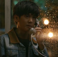 Memerankan sebagai Dilan, Iqbaal wajib menggunakan jaket jeans khas 90-an. Foto: dok. Youtube.