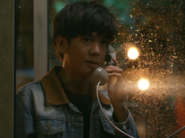 Memerankan sebagai Dilan, Iqbaal wajib menggunakan jaket jeans khas 90-an. Foto: dok. Youtube.