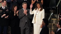 Melania disambut tepuk tangan berdiri (standing ovation) oleh para hadirin yang telah hadir. Melania tampak melambaikan tangan dan melempa senyum ke arah para hadirin. Foto: REUTERS/Carlos Barria