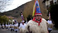 Orang-orang di Ituren, dekat Pamplona, Spanyol mengenakan kostum berbulu domba di Ituren Carnival, perayaan paling kuno di Eropa sejak sebelum masa Romawi. (Vincent West/Reuters)