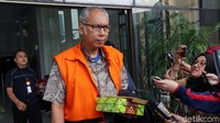 Tersangka kasus menghambat penyidikan, Dr Bimanesh Sutarjo melewati kerumunan jurnalis usai diperiksa di gedung KPK, Jakarta, Rabu (31/1/2018).