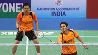 Kendati sama-sama mengenakan kostum terang, Hendra dan Ahsan mengusung sponsor yang berbeda. Perhatikan ya! (Widya Amelia/Humas PBSI)