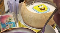 Ini puding! Di buku menu namanya patrick steamed taro pudding. Nah kalau yang bergambar SpongeBob terbuat dari steamed milk puding. Foto: Instagram @byjimme
