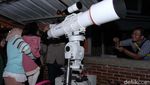 Foto: Aksi Warga Meneropong Gerhana Bulan