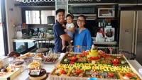 Kompak! Sekeluarga doyan makan semua. Di hari ulang tahun Glenn, ada hamparan makanan di meja makan. Mulai dari nasi tumpeng, sate, ayam panggang dan yang pasti kue ulang tahun.