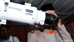 Foto: Aksi Warga Meneropong Gerhana Bulan