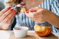 4 Langkah Cara Makan Croissant yang Benar