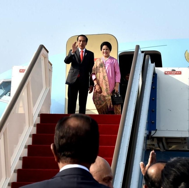 Meninggalkan Srilanka keesokan harinya yaitu pada 25 Januari 2018, Iriana Jokowi kali ini memakai tunik berwarna pink dan kain kebaya serta selendang batik motif buketan. Tas Lady Dior ukuran mini seharga US$ 2.950 atau sekitar Rp 39 juta membuat penampilannya semakin stylish. Foto: Biro Pers Setpres