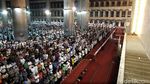 Salat dan Gema Selawat Warga Ramaikan Masjid Saat Gerhana Bulan