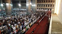 Seperti di Masjid Istiqlal. Warga beramai-ramai menunaikan salat gerhana.