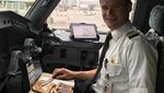 Keren Banget! Ini 10 Pose Pilot Vegetarian Makan di Kokpit Pesawat