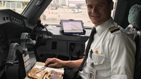 Ternyata bukan hanya makan. Matthew bahkan juga meracik sandwichnya di kokpit. Beralaskan sebuah file holder, Ia mengoles selai kacang di atas roti gandumnya.