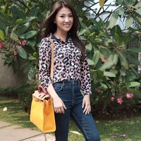 Tampil casual dengan celana jeans, Sarwendah yang tergabung dalam genk girls squad Nia Ramadhani ini tampak bergaya dengan tas Hermes New Herbag berwarna kuning seharga US$ 2.700 atau Rp 39 jutaan. Foto: Instagram