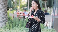 Mengenakan gaun panjang di Dubai, Chelsea asyik menikmati seporsi buah segar. Tampak ia siap menyuapkan buah potong ke mulutnya.