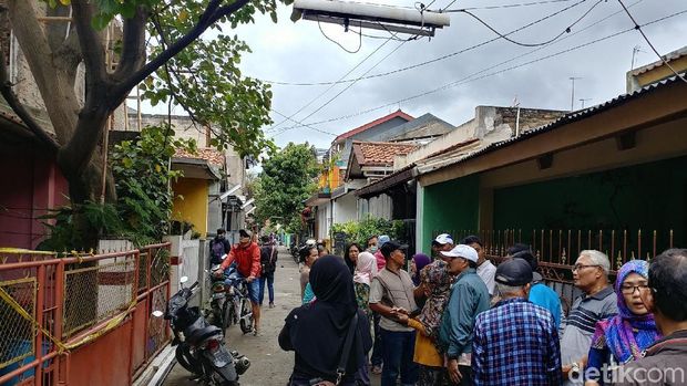 Ramai-ramai Warga 'Nonton' Rumah Tengkorak Ayah-Anak di Cimahi