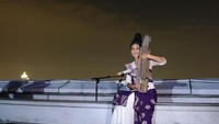 Aksi Ayu Laksmi dengan latar Gerhana Bulan (dok Kemenpar)