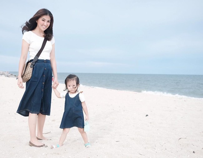 Bergaya bersama putrinya, Thalia Putri Onsu, di pantai, Sarwendah tampil casual dengan kaus putih dan rok denim serta tas selempang Gucci. Foto: Instagram