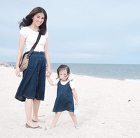 Bergaya bersama putrinya, Thalia Putri Onsu, di pantai, Sarwendah tampil casual dengan kaus putih dan rok denim serta tas selempang Gucci. Foto: Instagram