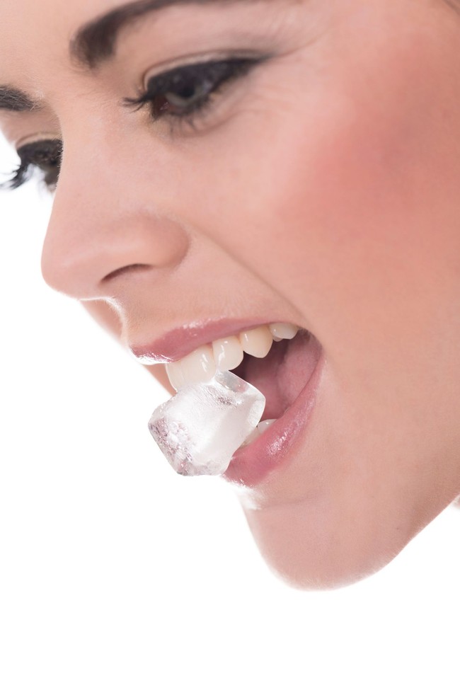 Punya kebiasaan mengunyah es batu? Sebaiknya segera hentikan. Es batu terlalu keras bagi enamel gigi dan bisa menyebabkan retak hingga pecah. Foto: Thinkstock