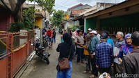 Terlihat banyak juga warga yang mengabadikan kondisi rumah dengan kamera ponsel.