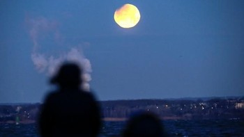 Warga di New York menyaksikan fenomena tersebut. Foto: Reuters